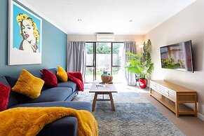 Spacious Central City Apartment with Parking