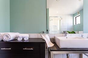 Spacious Central City Apartment with Parking