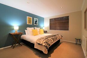 Spacious Central City Apartment with Parking