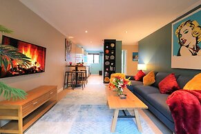 Spacious Central City Apartment with Parking