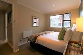 Spacious Central City Apartment with Parking