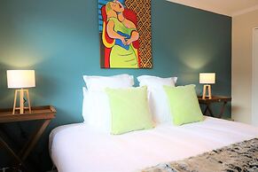 Spacious Central City Apartment with Parking