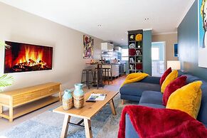 Spacious Central City Apartment with Parking