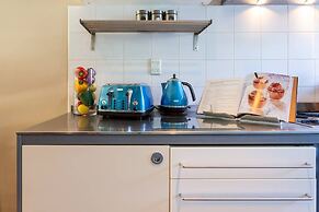 Spacious Central City Apartment with Parking