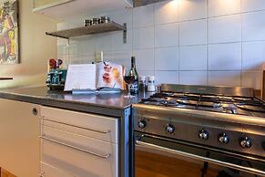 Spacious Central City Apartment with Parking