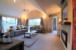 Distinctive Mountain View Spacious Home