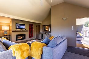 Distinctive Mountain View Spacious Home