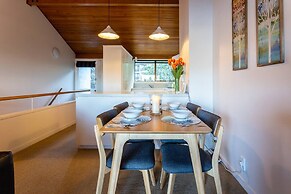 Spacious Townhouse Incredible Alpine Lake Views