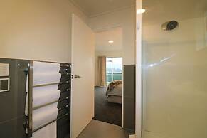 Central City Apartment, Parking, Bay Views