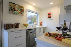 Central City Apartment, Parking, Bay Views