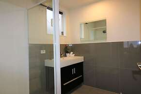 Central City Apartment, Parking, Bay Views