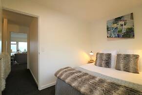 Central City Apartment, Parking, Bay Views