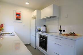 Central City Apartment, Parking, Bay Views