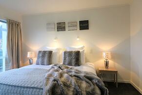 Central City Apartment, Parking, Bay Views