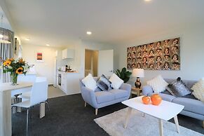 Central City Apartment, Parking, Bay Views