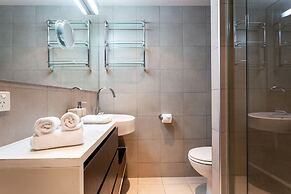 Spacious Alpine Lake View Townhouse Walk TO Town