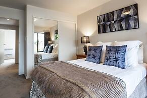 Spacious Alpine Lake View Townhouse Walk TO Town