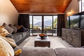 Spacious Alpine Lake View Townhouse Walk TO Town