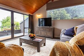 Spacious Alpine Lake View Townhouse Walk TO Town