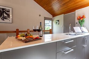 Spacious Alpine Lake View Townhouse Walk TO Town