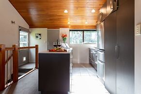 Spacious Alpine Lake View Townhouse Walk TO Town