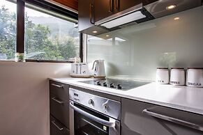 Spacious Alpine Lake View Townhouse Walk TO Town