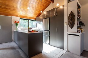 Spacious Alpine Lake View Townhouse Walk TO Town