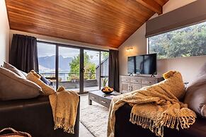 Spacious Alpine Lake View Townhouse Walk TO Town