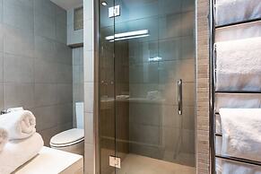 Spacious Alpine Lake View Townhouse Walk TO Town