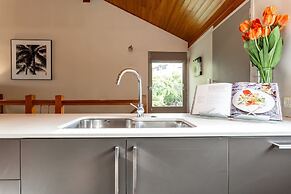 Spacious Alpine Lake View Townhouse Walk TO Town