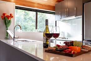 Spacious Alpine Lake View Townhouse Walk TO Town