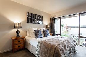 Spacious Alpine Lake View Townhouse Walk TO Town