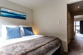 Spacious Alpine Lake View Townhouse Walk TO Town