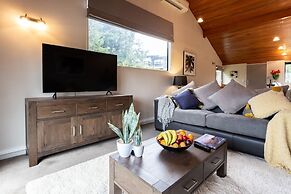 Spacious Alpine Lake View Townhouse Walk TO Town