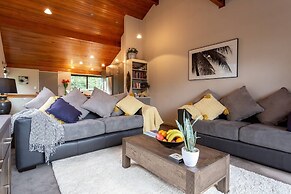 Spacious Alpine Lake View Townhouse Walk TO Town