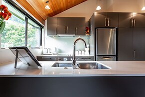 Spacious Alpine Lake View Townhouse Walk TO Town