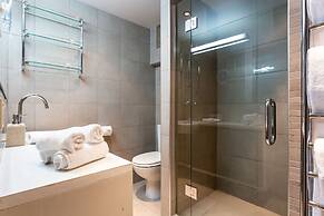 Spacious Alpine Lake View Townhouse Walk TO Town