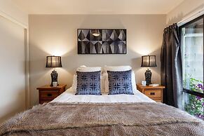 Spacious Alpine Lake View Townhouse Walk TO Town