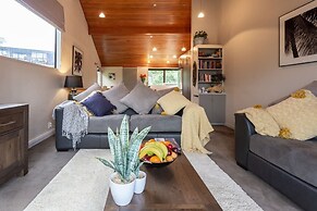 Spacious Alpine Lake View Townhouse Walk TO Town