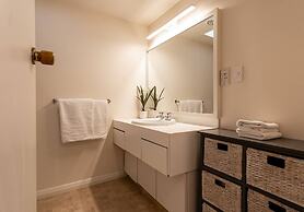 Amazing Lake View Spacious Townhouse with Parking