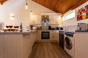 Amazing Lake View Spacious Townhouse with Parking