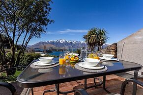 Amazing Lake View Spacious Townhouse with Parking