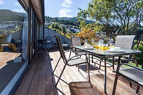 Amazing Lake View Spacious Townhouse with Parking