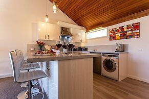 Amazing Lake View Spacious Townhouse with Parking