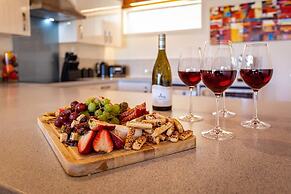 Amazing Lake View Spacious Townhouse with Parking