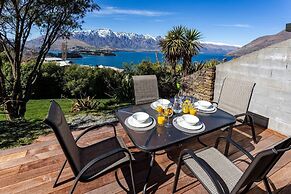 Amazing Lake View Spacious Townhouse with Parking