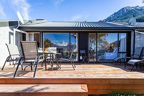 Amazing Lake View Spacious Townhouse with Parking