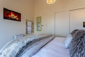 Amazing Lake View Spacious Townhouse with Parking