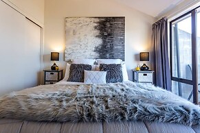 Amazing Lake View Spacious Townhouse with Parking