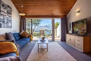 Amazing Lake View Spacious Townhouse with Parking